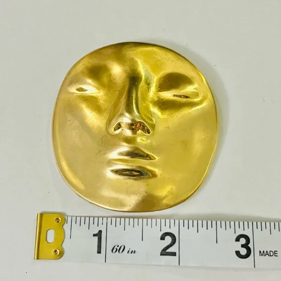 Vintage gold tone face belt buckle - Picture 2 of 3